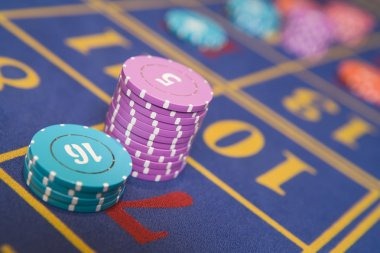 Live Bandar Ceme dealer at table with multi-camera feed showing cards and player positions